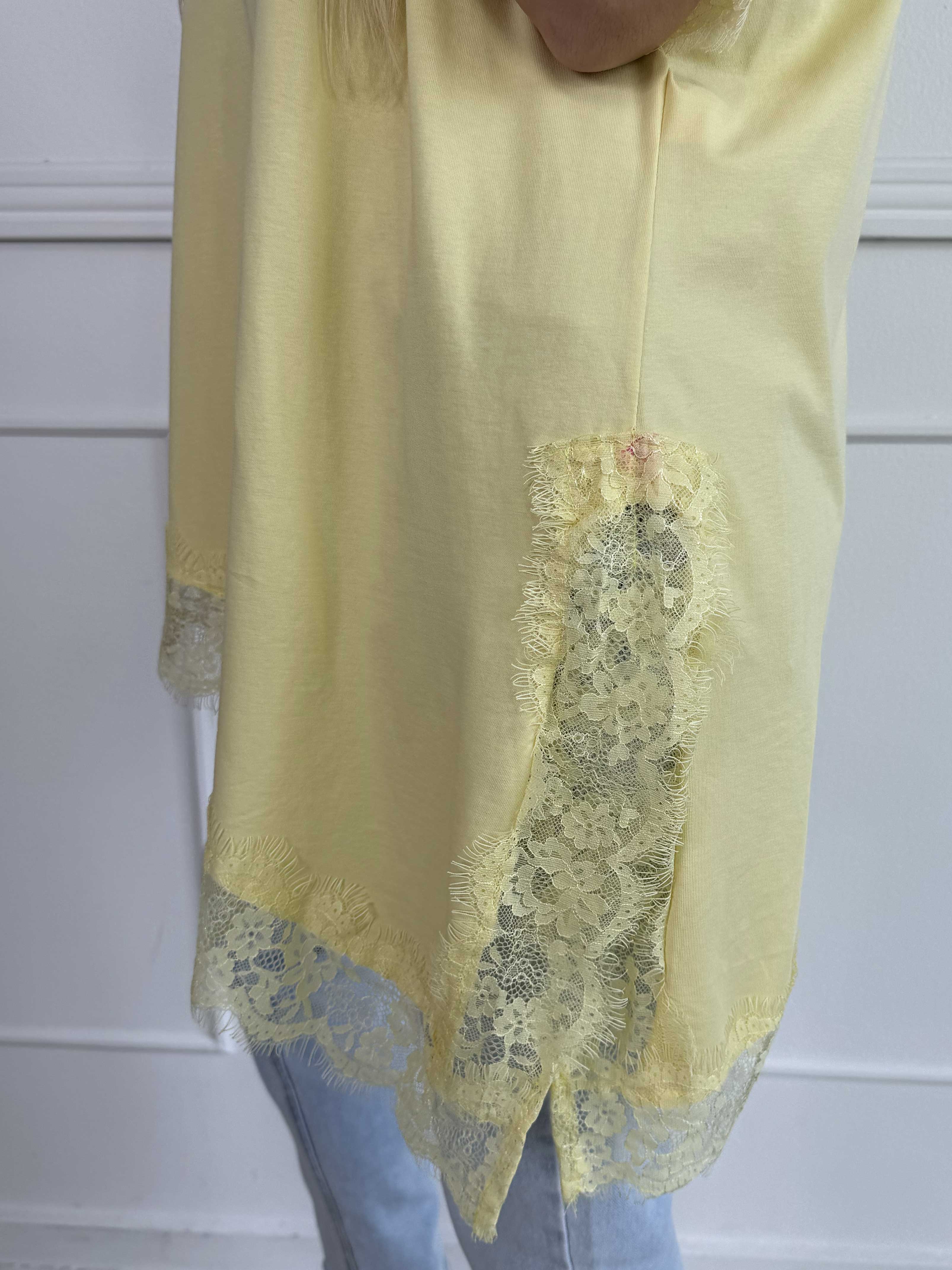 Nitza - T-shirt i blød bomuld med skråtskåret bund og elegante blondekanter